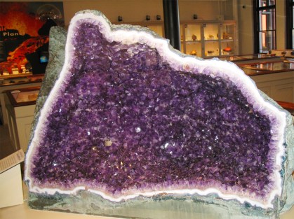 bubbles -- amethyst geode -- Harvard Natural History Museum -- epsamethyst_geode2013